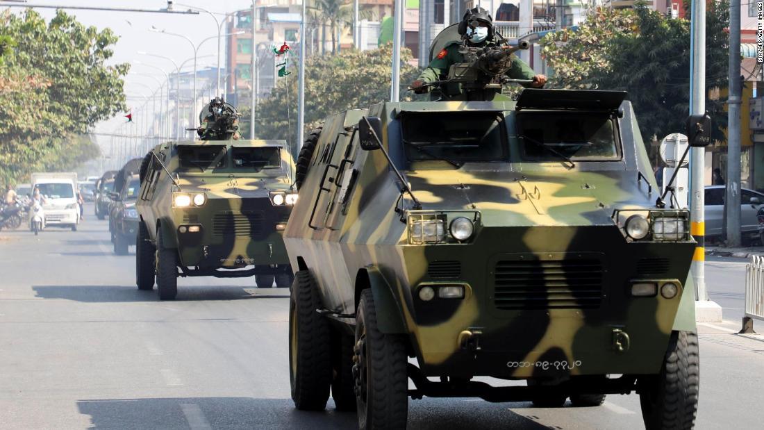 市内を走行する軍用車両=3日、マンダレー市/STR/AFP/Getty Images