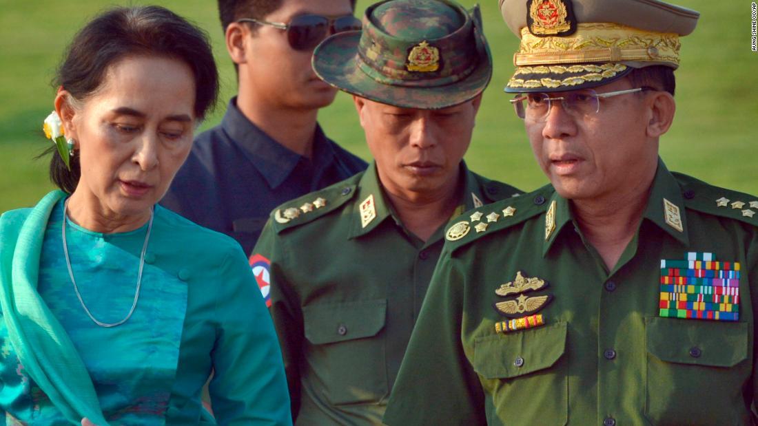アウンサンスーチー氏（左）と当時外相を務めていたミンアウンフライン氏＝２０１６年５月、ミャンマー・ネピドー/Aung Shine Oo/AP