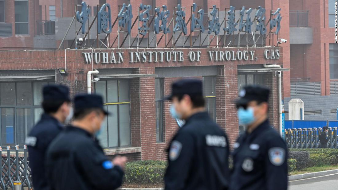WHO調査団が武漢ウイルス研究所を訪問する間、建物の前で警戒に当たる警備員/Hector Retamal/AFP/Getty Images