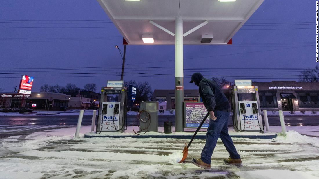 雪かきをする店員＝ケンタッキー州セントマシューズ/Pat McDonogh/Courier Journal/USA Today Network