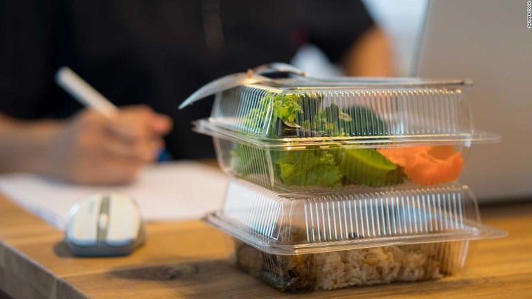 新型コロナウイルス対策の一環で、オフィスで働くフランス人は自分のデスクで合法的に昼食を取ることができるようになった/Shutterstock