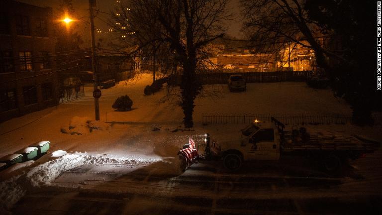 駐車場の除雪作業＝オハイオ州コロンバス/Maddie McGarvey/The New York Times/Redux