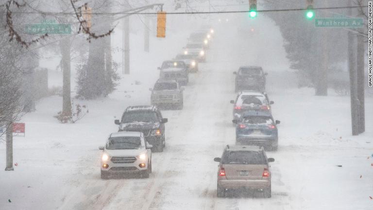 ゆっくりと走る車列＝１５日、インディアナ州インディアナポリス/Grace Hollars/IndyStar/USA Today Nework