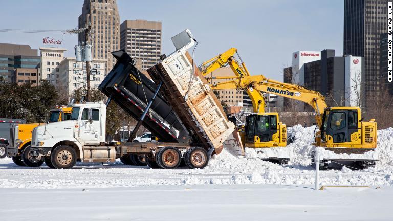 オクラホマ州オクラホマシティーの除雪作業の様子/Chris Landsberger/USA Today Network
