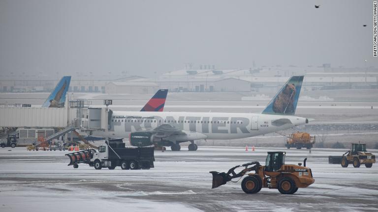 空港の除雪作業の様子＝１５日、テネシー州ナッシュビル/Brett Carlsen/Getty Images