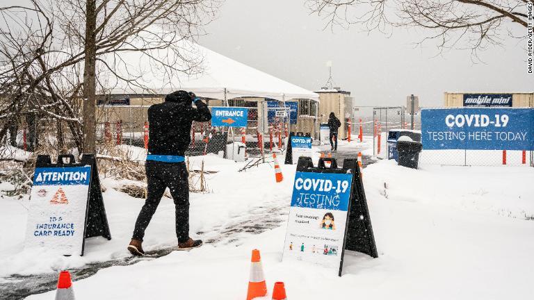 新型コロナウイルスの検査場に向かう人たち＝ワシントン州シアトル/David Ryder/Getty Images