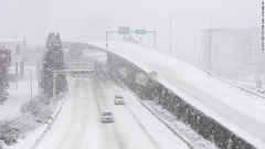 雪の降る幹線道路＝１３日、ワシントン州タコマ