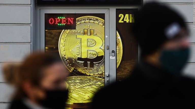 ビットコインの価格が１６日、１ビットコインあたり５万ドル（約５３０円）を突破した/Jakub Porzycki/NurPhoto/Getty Images