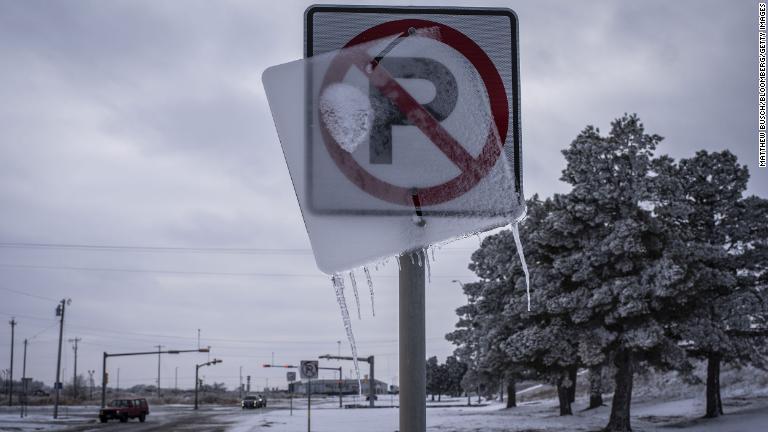 氷に覆われた道路標識＝テキサス州ミッドランド/Matthew Busch/Bloomberg/Getty Images