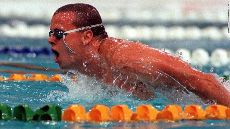 ２０００年に開催された国際水泳連盟の大会で力泳する選手時代のミラー容疑者/Scott Barbour/AllSport/Getty Images