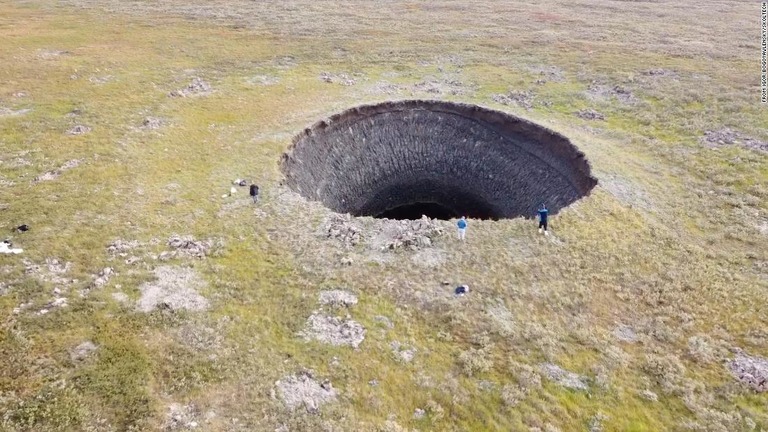 シベリアのツンドラ地帯に昨年出現した巨大なクレーターの調査結果が報告された/From Igor Bogoyavlensky/Skoltech