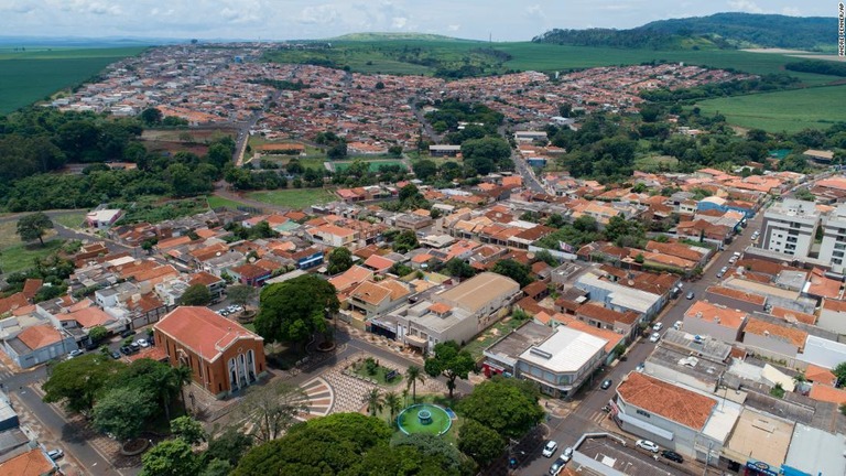 居住する成人全員にワクチン接種が行われるというブラジルの都市セラーナ/Andre Penner/AP