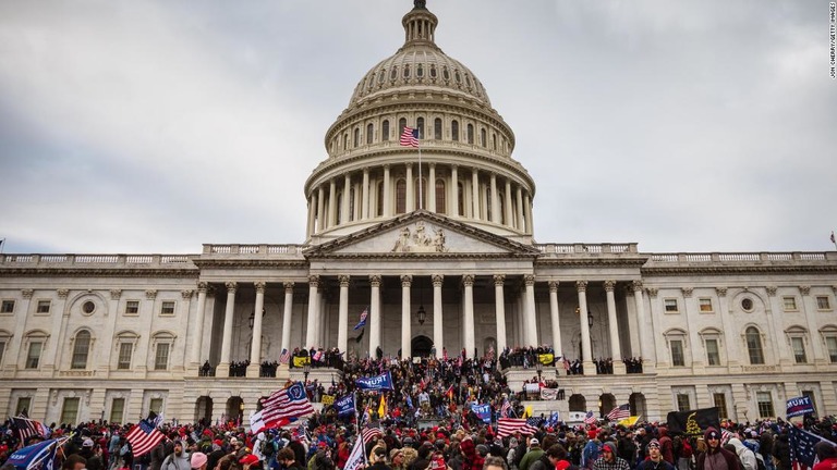 米連邦議会議事堂での暴徒において規定に違反したとされる警官６人が停職処分となった/Jon Cherry/Getty Images