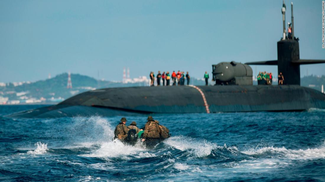 海兵隊員が統合訓練中、戦闘強襲偵察用舟艇を利用してオハイオに近づく様子=2月、沖縄沖/Cpl. Destiny Dempsey/Digital/US Marines