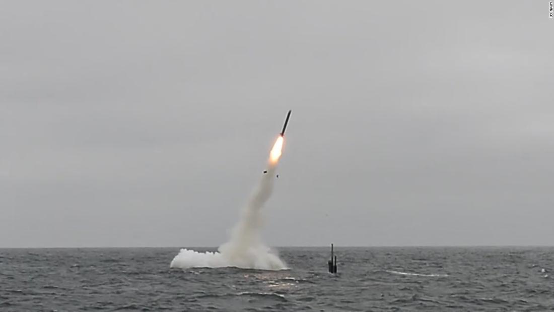トマホークミサイルが２０１８年の試験で米海軍の潜水艦から発射される様子。オハイオ級巡航ミサイル潜水艦はトマホーク１５４基を搭載できる/US Navy