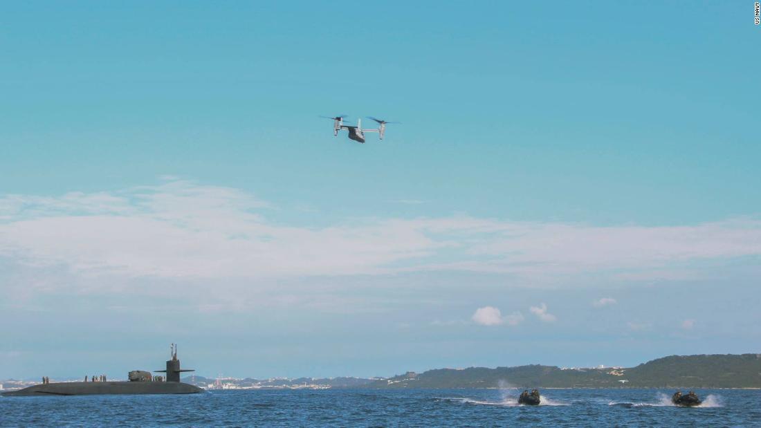 米海兵隊のＭＶ２２Ｂ「オスプレイ」や小型艇に乗った海兵隊員が、オハイオと共同演習を行う様子＝２月、沖縄沖/US Navy