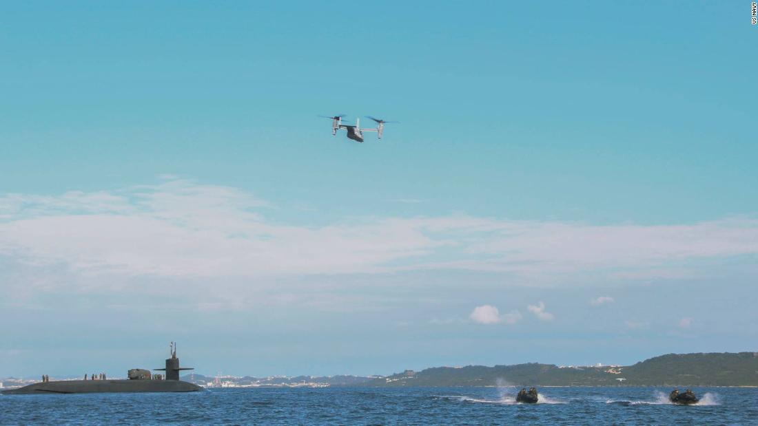 米海兵隊のMV22B「オスプレイ」や小型艇に乗った海兵隊員が、オハイオと共同演習を行う様子=2月、沖縄沖/US Navy
