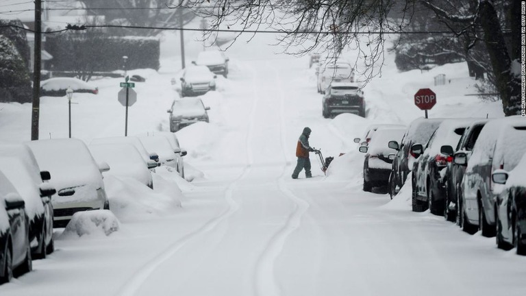 道路の除雪を行う男性＝１８日、米ペンシルベニア州レディング/Ben Hasty/MediaNews Group/Reading Eagle via Getty Images