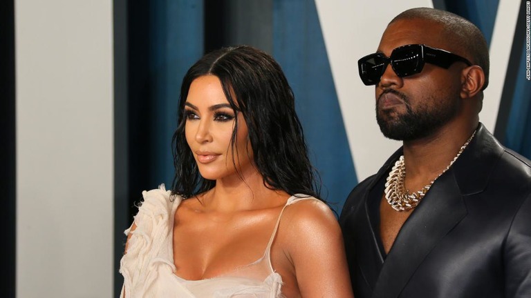 キム・カーダシアンさん（左）がカニエ・ウェストさんとの離婚届を提出/Jean-Baptiste Lacroix/AFP/Getty Images