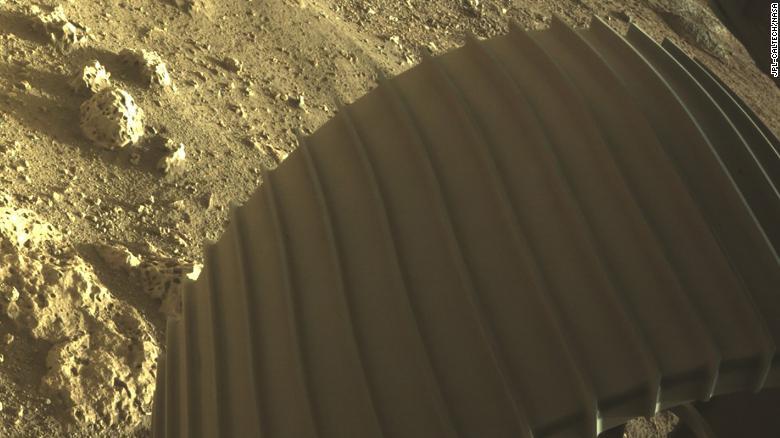 カメラがとらえた岩には複数の穴が開いている。科学者らは穴が開いた原因に関心を寄せる/JPL-Caltech/NASA