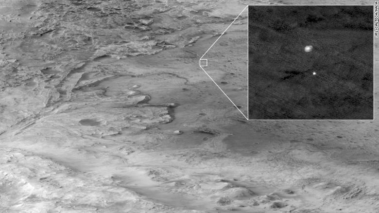 着陸地点に向かうパーサビアランスをHiRISEカメラから撮影/JPL-Caltech/NASA