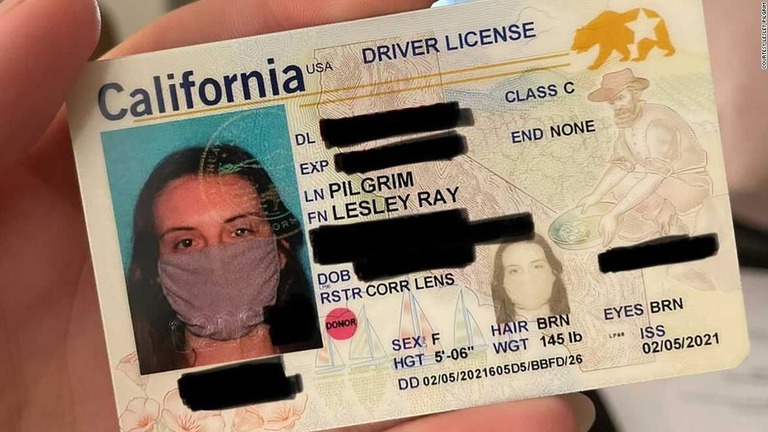 手違いによりマスク姿の顔写真が入った運転免許証が米加州の女性に交付された/Courtesy Lesley Pilgrim