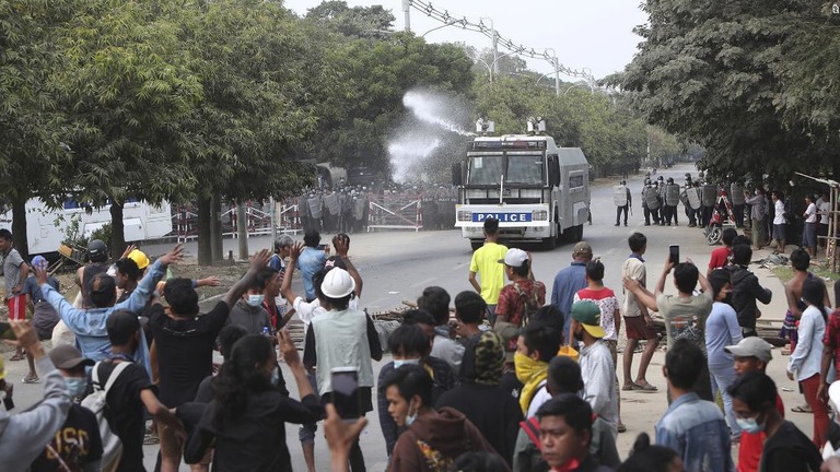 デモ参加者に放水する警察車両＝２０日、ミャンマー・マンダレー/AP 