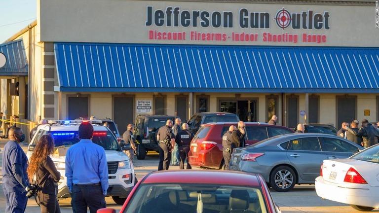 米ルイジアナ州の銃販売店で銃撃事件があり、５人が死傷した/Matthew Hinton/AP