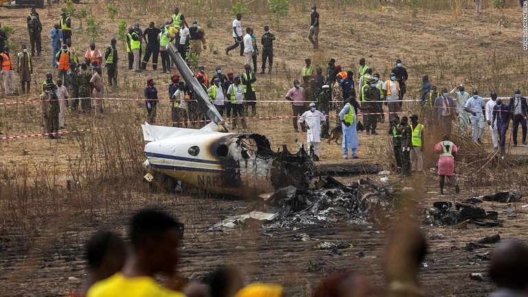 空軍機の墜落現場には人々や救助隊が集まった＝２１日/Afolabi Sotunde/Reuters