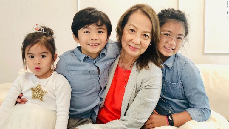 ローン・ルさんと、３人の孫のオリビアさん、エジソンさん、コレットさん/Jackie Pham Nguyen