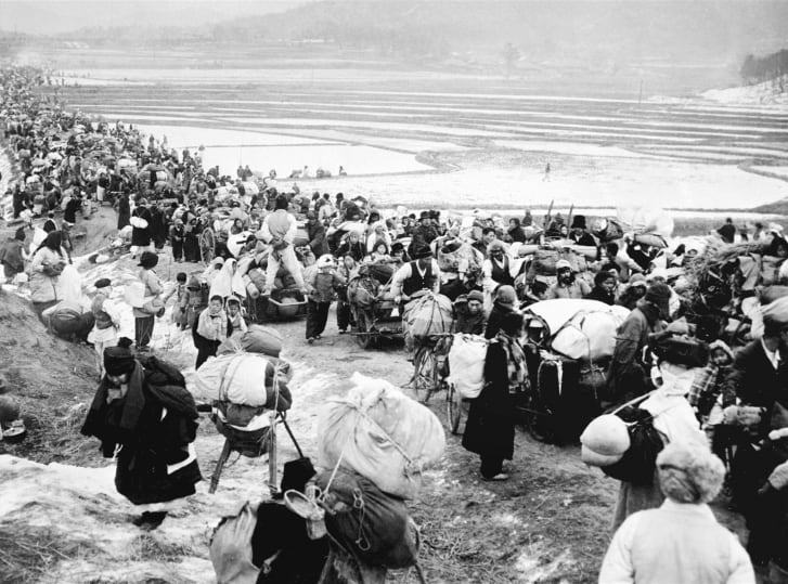 １９５１年１月１８日に撮影された写真。朝鮮半島の難民が凍った稲田を歩いて南へ逃れる。具体的な場所は不明/AFP/Getty Images