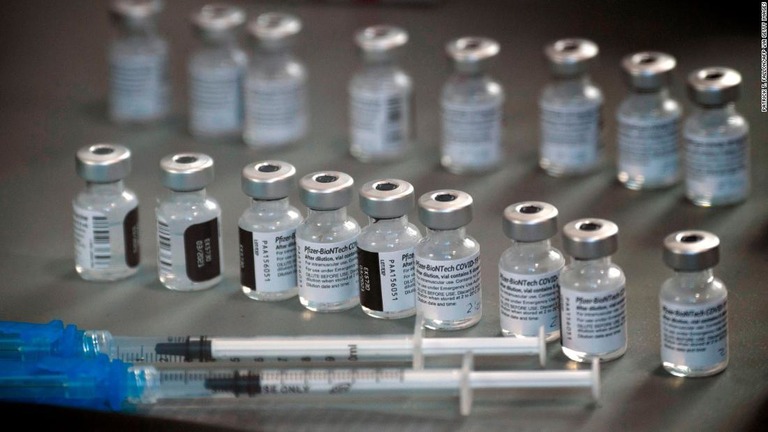 接種のために準備された米ファイザーと独ビオンテックが開発した新型コロナウイルスワクチン＝２０２０年１２月/PATRICK T. FALLON/AFP via Getty Images