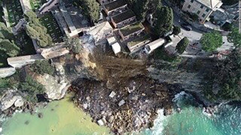 上から見た崖の崩壊/Press office of the Region of Liguria