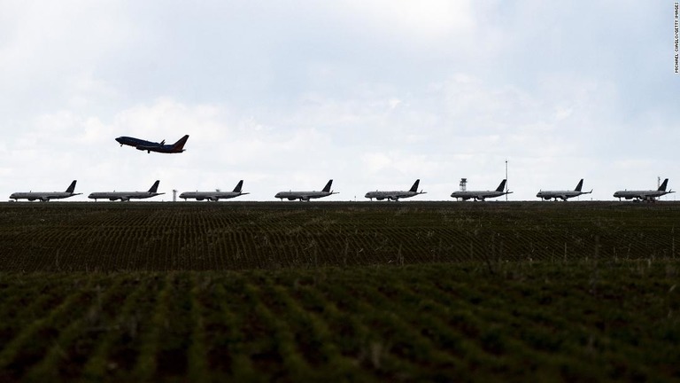 米コロラド州デンバー国際空港で多くの航空機が地上に並ぶ＝２０２０年４月２２日/Michael Ciaglo/Getty Images