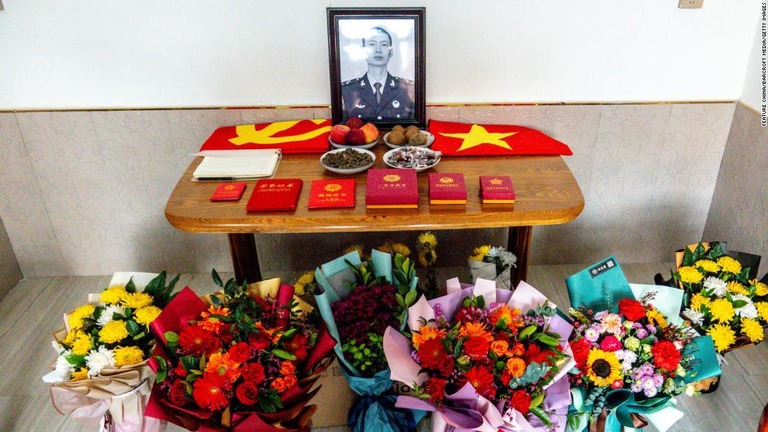死亡した兵士に捧げられた花など。中印衝突で死亡した中国側の兵士らを侮辱したとして６人が拘束された/Feature China/Barcroft Media/Getty Images