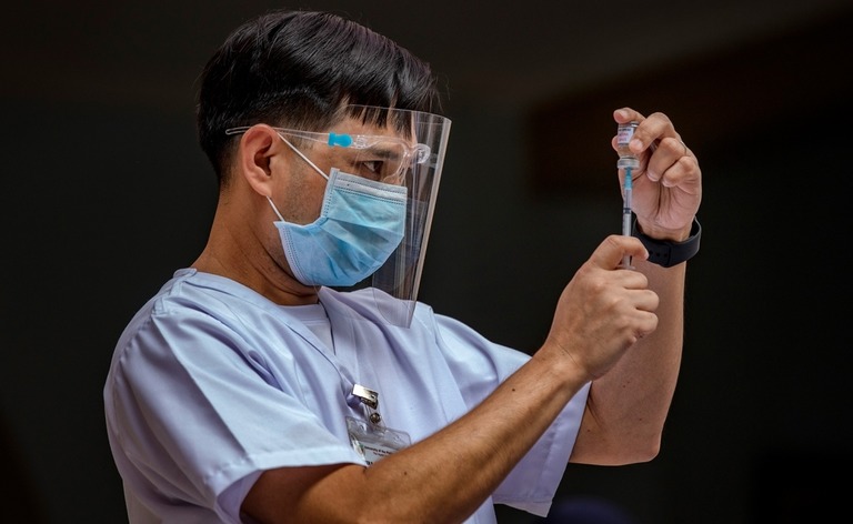 フィリピン・マニラの病院で、新型コロナワクチン接種の模擬訓練を行う医療従事者/Ezra Acayan/Getty Images