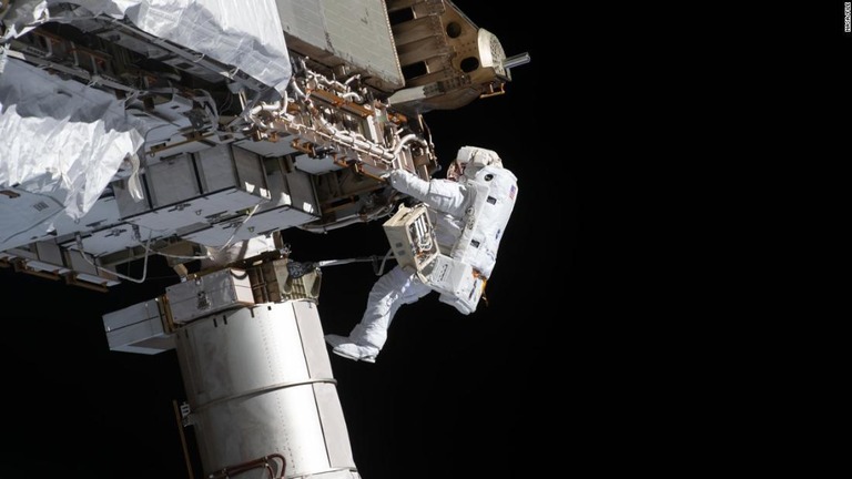 船外活動を行を行うＮＡＳＡの宇宙飛行士のビクター・グローバーさん＝１月２７日/NASA/FILE