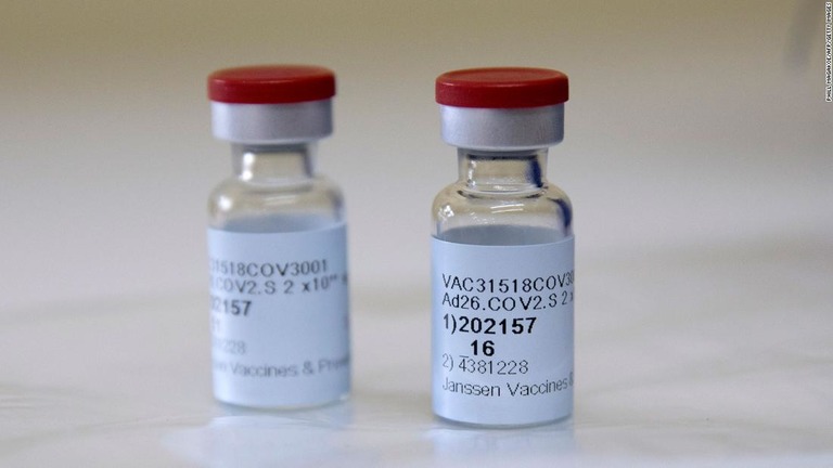 ＦＤＡが米ジョンソン・エンド・ジョンソンの新型コロナワクチンの緊急使用許可の条件を満たしていると発表した/Phill Magakoe/AFP/Getty Images