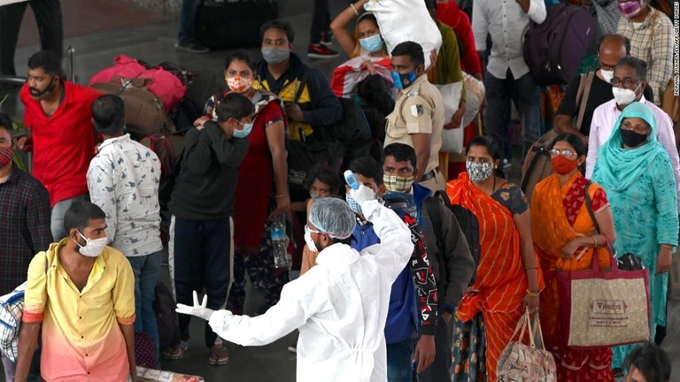 新型コロナ感染者数の減少が顕著なインド。要因は？/INDRANIL MUKHERJEE/AFP/Getty Images