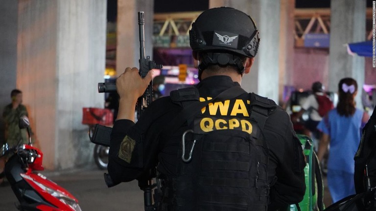 フィリピンの国家警察と麻薬取締局との銃撃で警官２人が死亡した/Sherbien Dacalanio/Pacific Press/Shutterstock