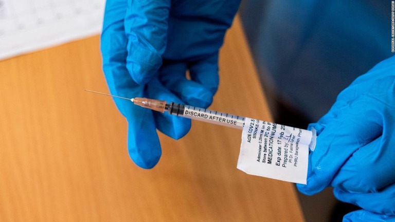 米ＦＤＡの諮問委員会がＪ＆Ｊ製ワクチンの緊急使用許可を勧告した/Emmanuel Croset/AFP/Getty Images