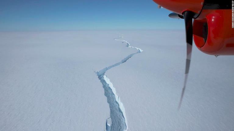 「ノース・リフト」と呼ばれる亀裂の上空を飛ぶ航空機＝１月/British Antarctic Survey via AP