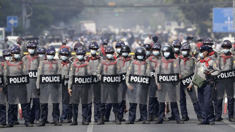 クーデターに反対するデモ隊とにらみ合う警察＝２８日、ミャンマー最大都市ヤンゴン/Lynn Bo Bo/EPA-EFE-Shutterstock