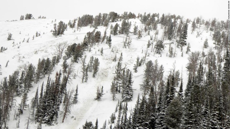 米国で雪崩による死者が続出している/Gallatin National Forest Avalanche Center/AP