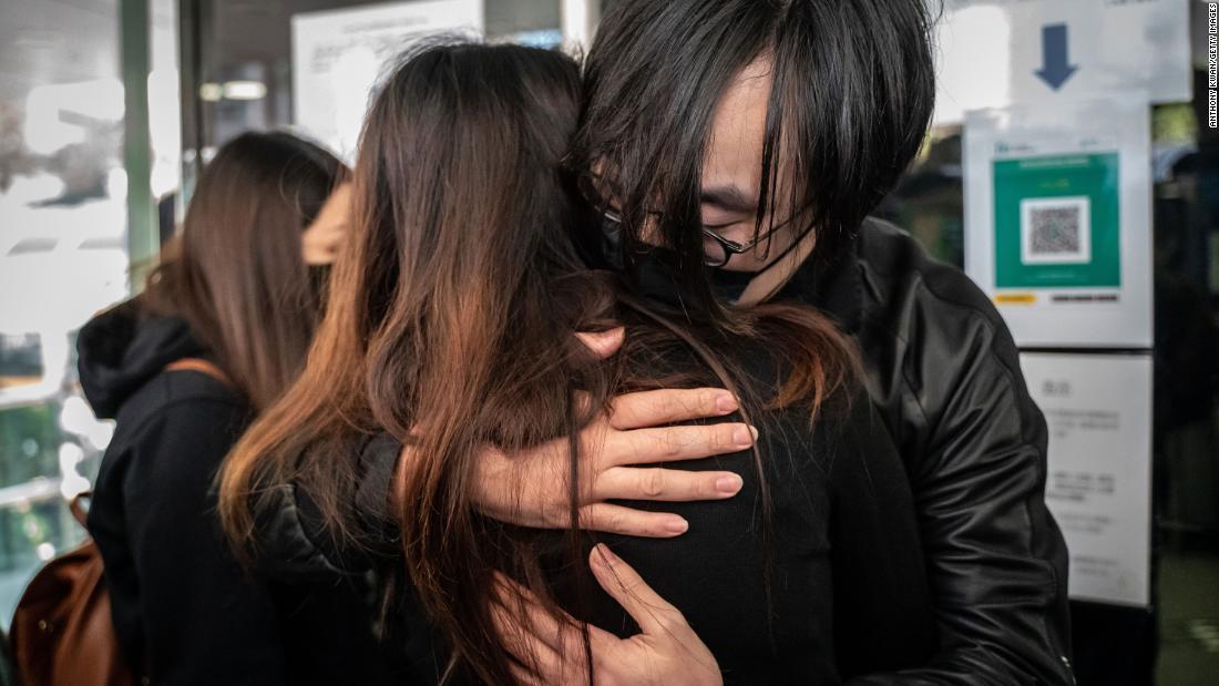 出頭前に妻を抱擁する男性。男性は民主派の予備選に参加していた＝２月２８日/Anthony Kwan/Getty Images