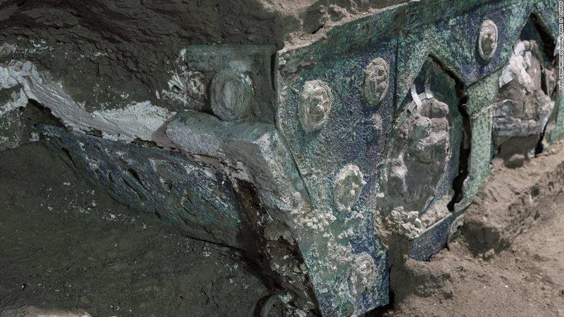 馬車には青銅やずずが使われ、今も火山物質に覆われている/Luigi Spina/Archeological Park of Pompeii