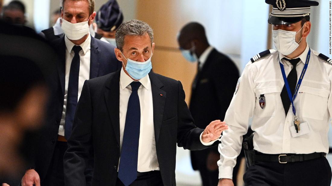 最終判決を聞くために裁判所に到着したサルコジ氏=1日/ANNE-CHRISTINE POUJOULAT/AFP/Getty Images