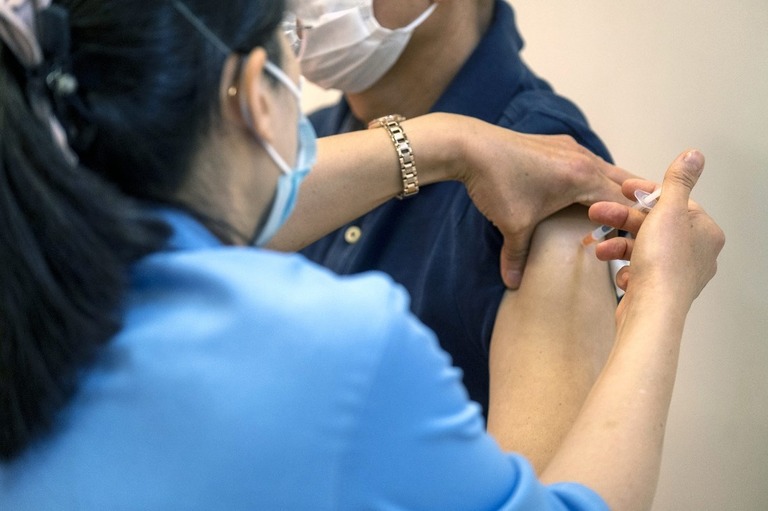施設でワクチンを接種する看護師＝２月２６日、香港/Paul Yeung/Bloomberg/Getty Images