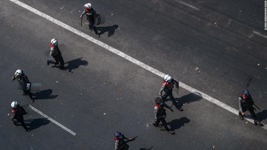 最大都市ヤンゴンの通りを歩く警察＝２８日/Ye Aung Thu/AFP/Getty Images