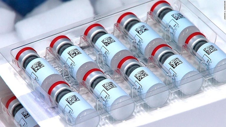 ジョンソン・エンド・ジョンソンの新型コロナウイルスワクチンが入った容器/Johnson & Johnson/AP